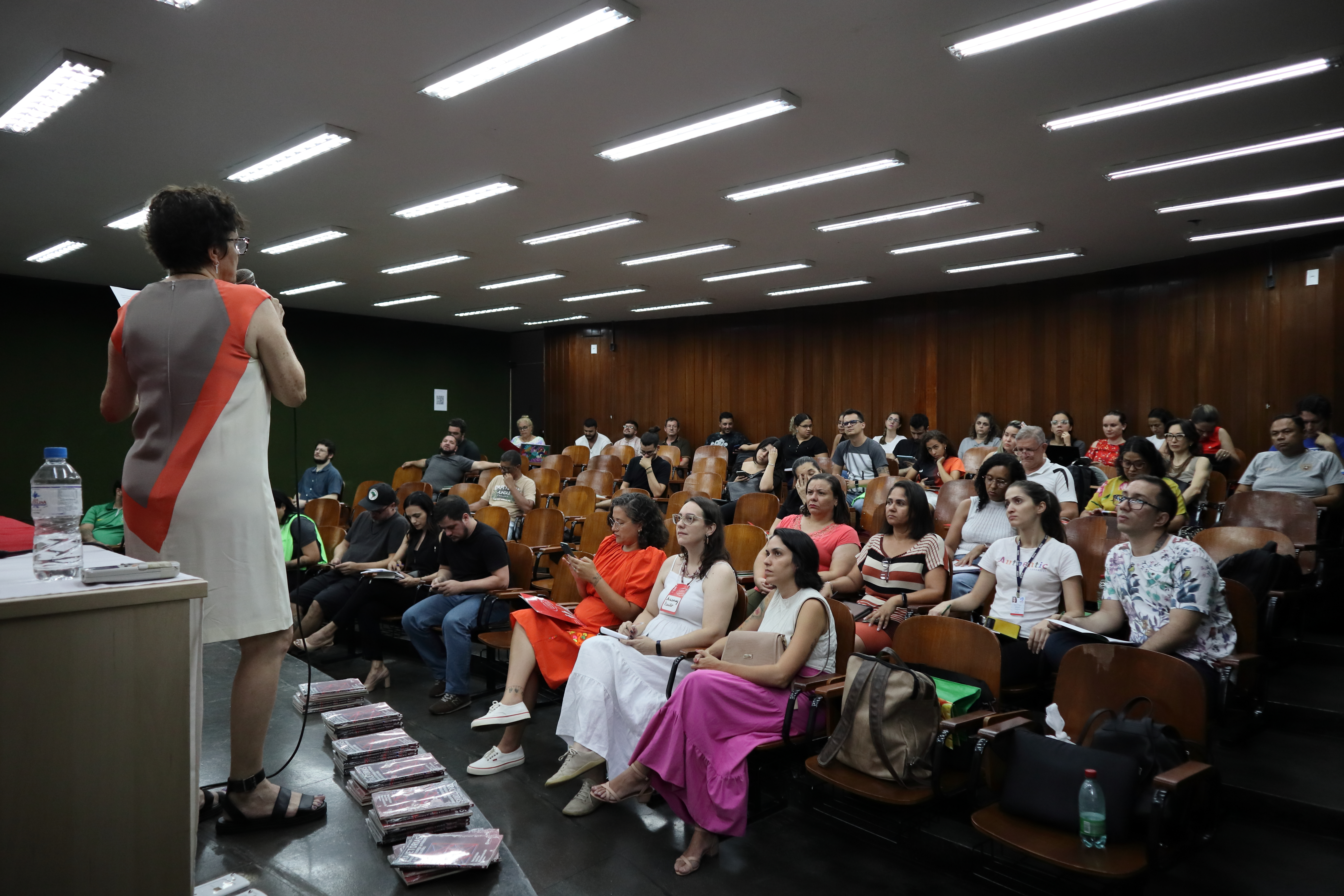 Professora Joana Peixoto recepcionou os mestrandos que participaram da abertura do evento